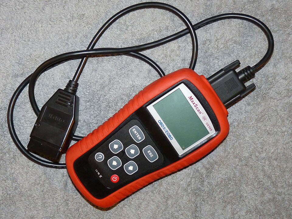화면이 달린 휴대용 OBD2 스캐너와 16핀 연결 케이블